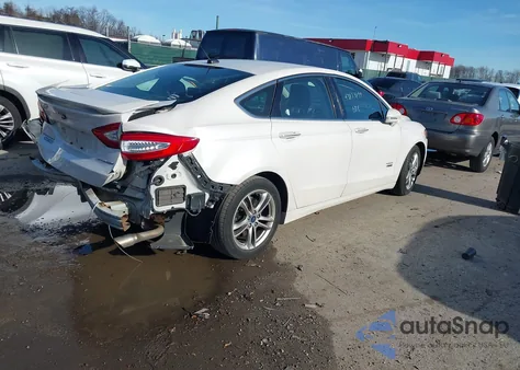 2015 Ford Fusion Energi Titanium z USA, uszkodzony, nr VIN 3FA6P0SU8FR242474